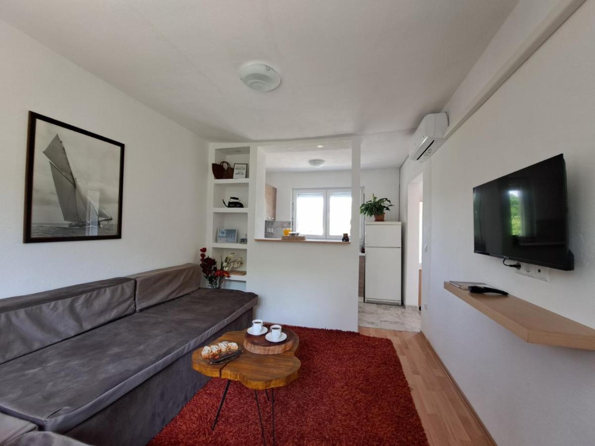 River Apartment *